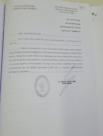 Documento oficial en papel blanco con texto impreso en español del Ministerio Público de Salta, fechado el 10 de abril de 2026, con sellos y una firma manuscrita en tinta azul