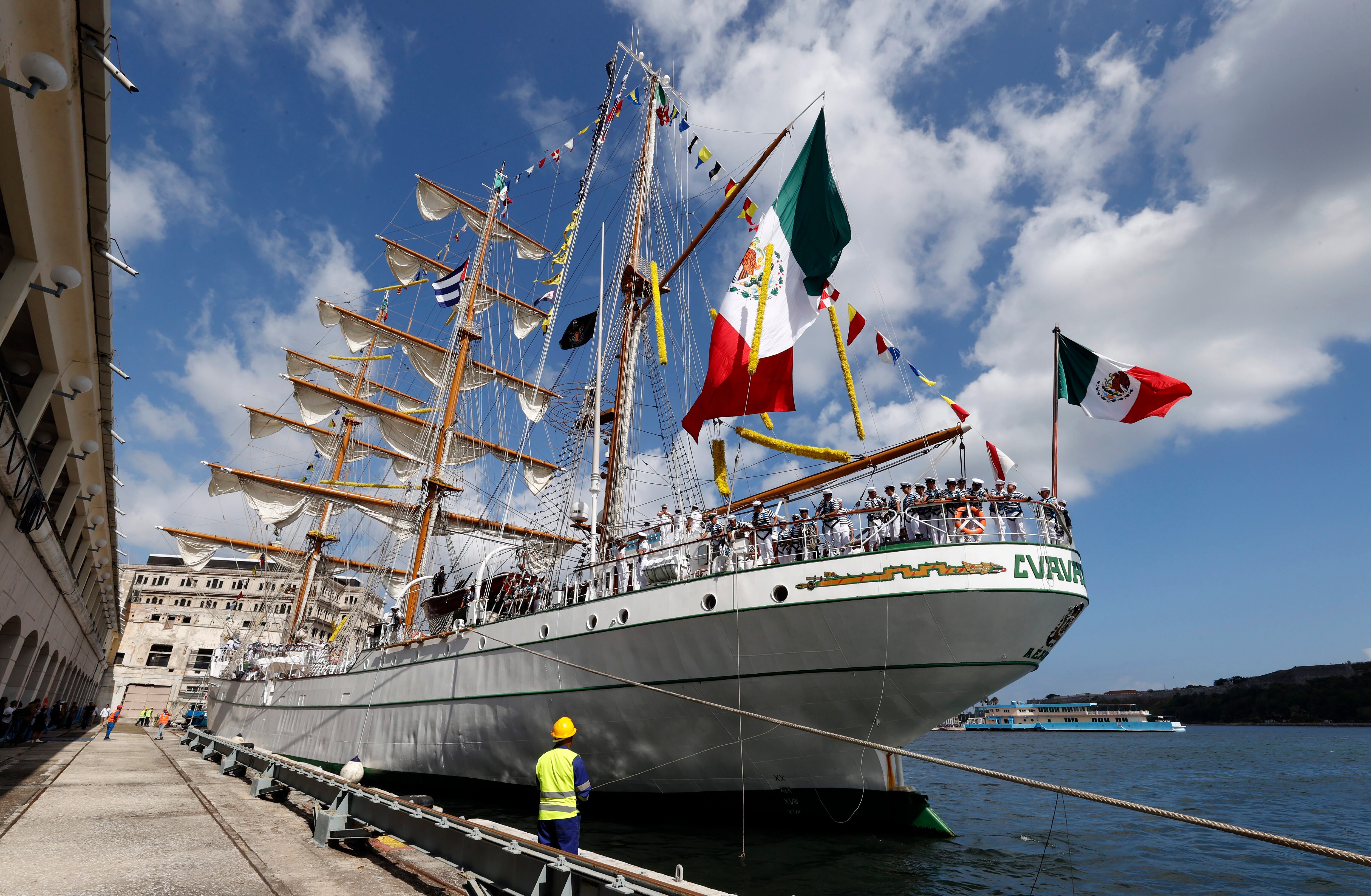 El buque escuela Cuauhtémoc de la armada mexicana también visitó el puerto de La Habana (Cuba). EFE/ Ernesto Mastrascusa