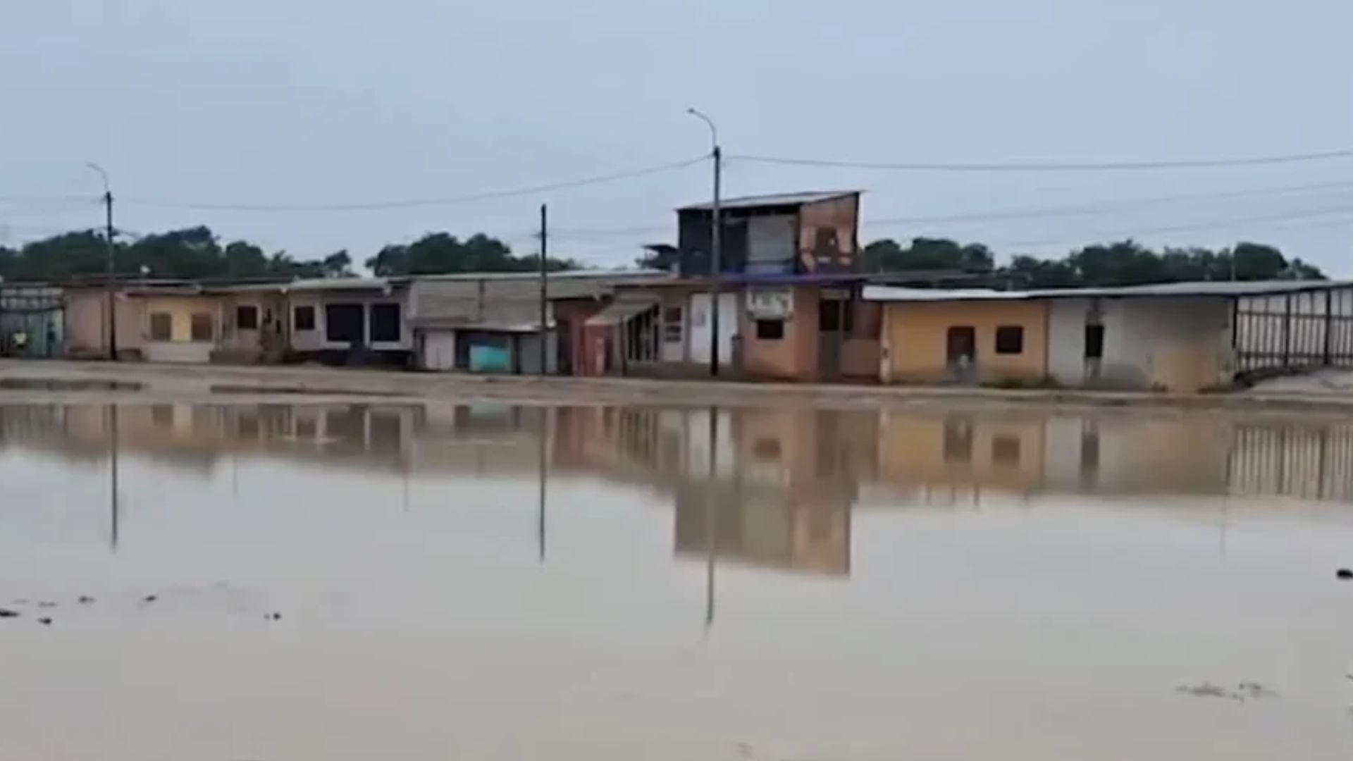 Los vecinos de Santa Rosa pidieron apoyo para retirar el agua acumulada y evitar mayores daños materiales en sus hogares - Créditos: Captura de pantalla de Panamericana TV.