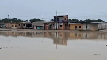 Los vecinos de Santa Rosa pidieron apoyo para retirar el agua acumulada y evitar mayores daños materiales en sus hogares - Créditos: Captura de pantalla de Panamericana TV.