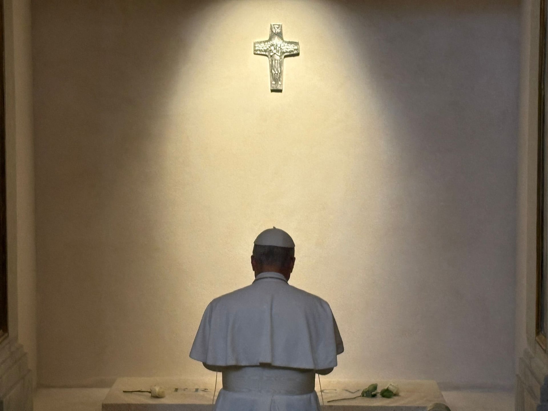 El Papa León XIV en la tumba del Papa Francisco