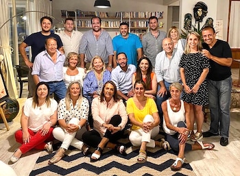 Elisa Carrió rodeada de los