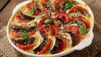 Berenjena y tomate con queso gratinado: una receta al horno saciante y fácil de preparar con la que sorprenderás a tus invitados