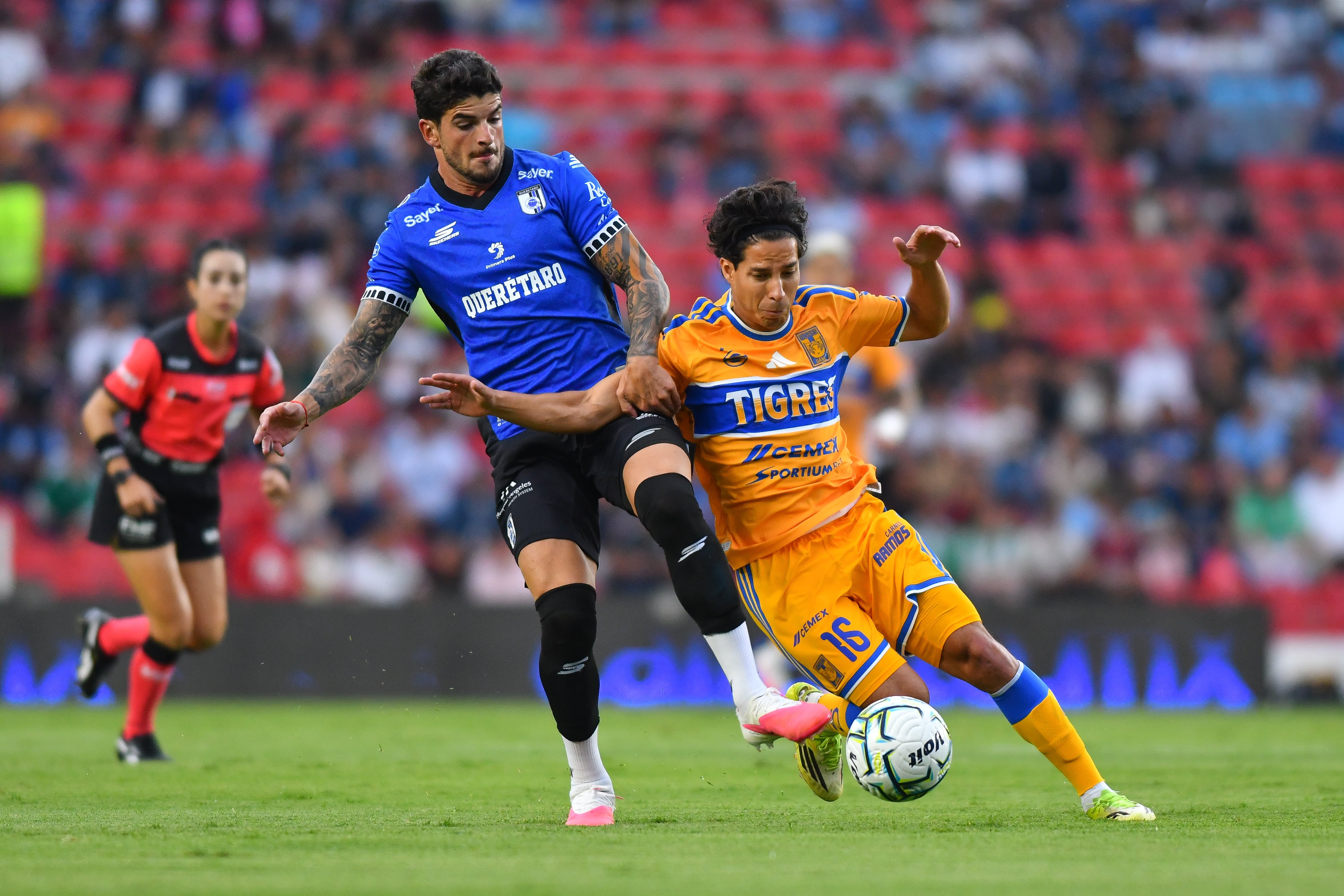 Tenso se vivió el partido sobre los minutos finales en La Corregidora. (X / Liga BBVA MX)