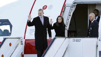 Los reyes, durante su despedida