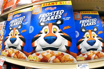 Kellogg había firmado en agosto de 2025 un acuerdo con el fiscal general de Texas, Ken Paxton, para eliminar los tintes tóxicos de sus cereales antes de finales de 2027 (AP Photo/Gene J. Puskar).