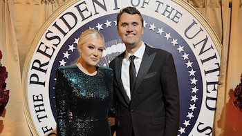 El desgarrador momento en que la viuda de Charlie Kirk vio el video del sospechoso en el campus donde mataron al activista