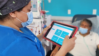 La CSS implementó un plan de contingencia para garantizar que los pacientes renales reciban sus tratamientos de hemodiálisis sin interrupciones tras el terremoto.
FUENTE Médica Santa Carmen