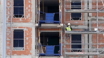Cómo la arquitectura española está preparada para enfrentar el calor: persianas bajadas y cortinas en las puertas