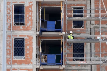 Un obrero trabaja en las obras de un bloque de viviendas, a 17 de mayo de 2024, en Madrid. (Eduardo Parra / Europa Press)