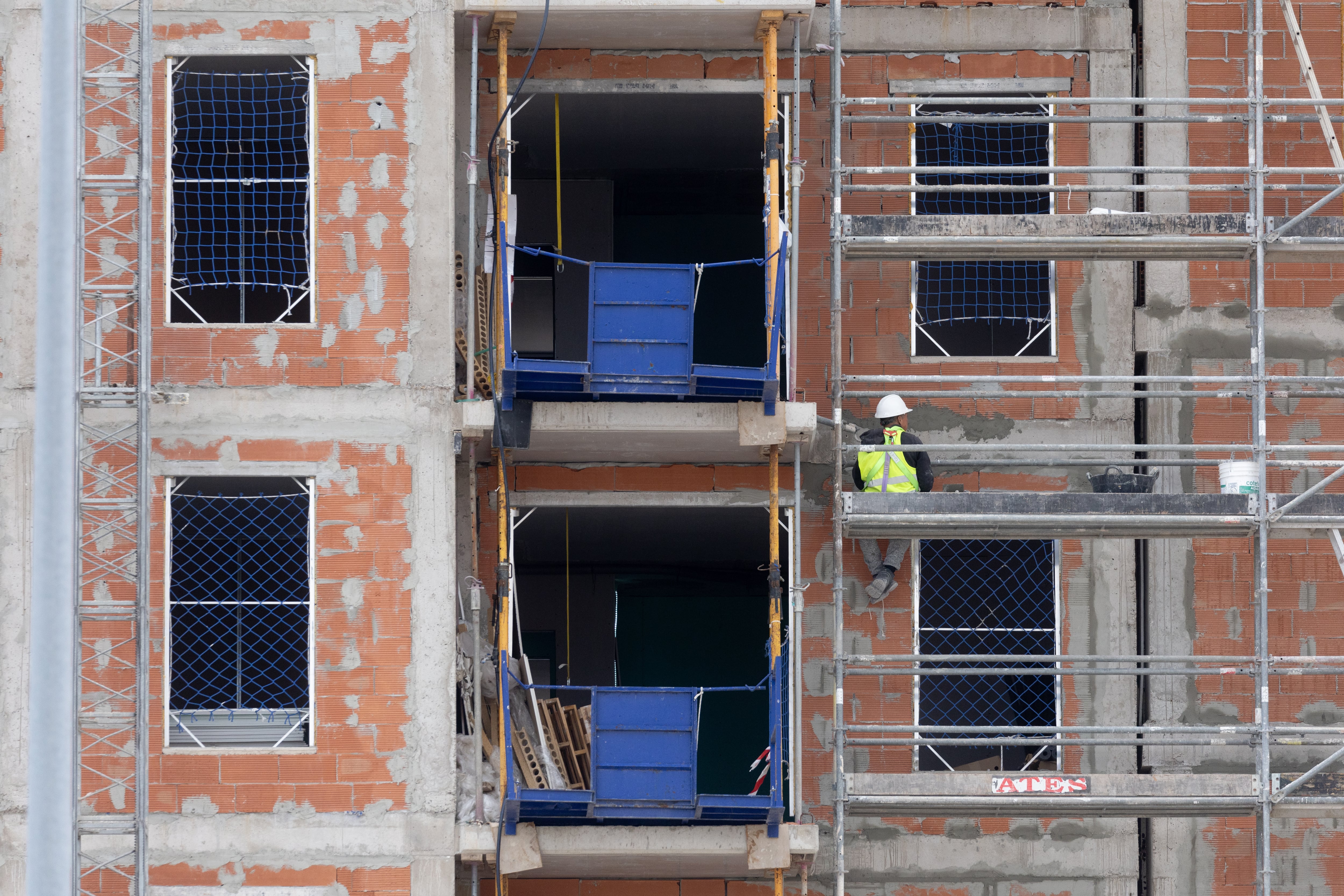 Un obrero trabaja en las obras de un bloque de viviendas, a 17 de mayo de 2024, en Madrid. (Eduardo Parra / Europa Press)