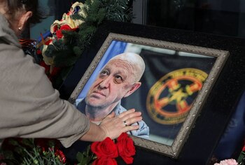 Una mujer llora junto a