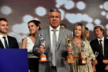 Chiqui Tapia recibiendo el Olimpia