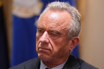Robert F. Kennedy Jr. impulsó una medida que, según médicos y Michael Osterholm, puede exponer a más niños a enfermedades prevenibles y no altera la evidencia sobre vacunación infantil (AP Foto/Jacquelyn Martin, Archivo)