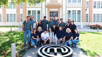 Los concursantes de 'MasterChef Celebrity Legends' y Antonio Banderas (RTVE).