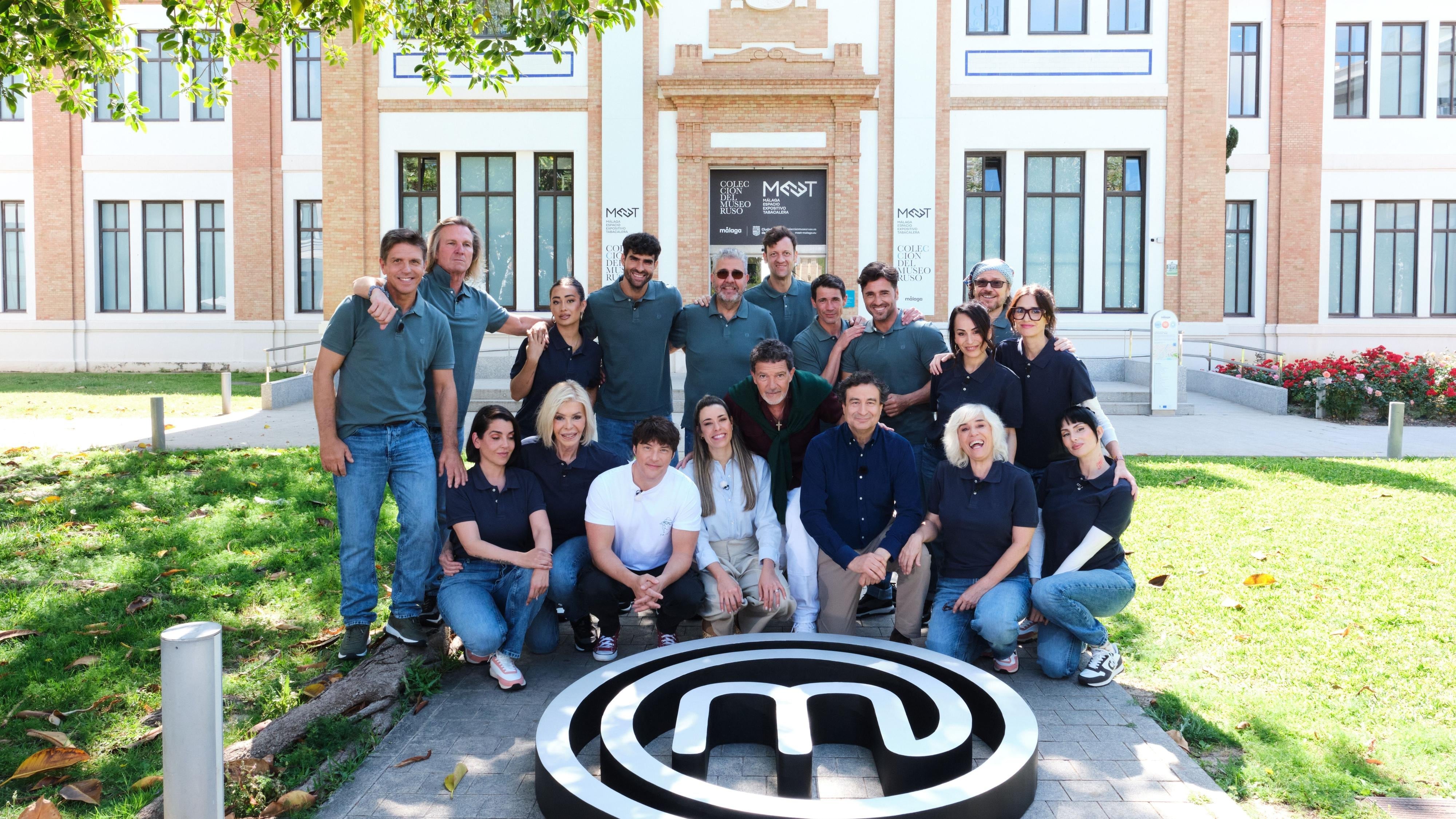 Los concursantes de 'MasterChef Celebrity Legends' y Antonio Banderas (RTVE).