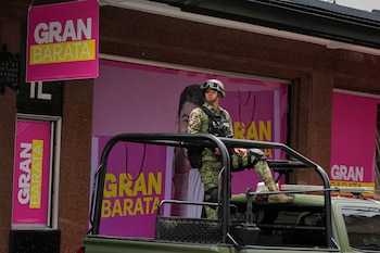 Un soldado patrulla una calle
