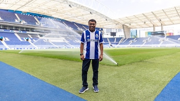Teófilo Cubillas posando dentro del estadio Do Dragao. - Crédito: FC Porto