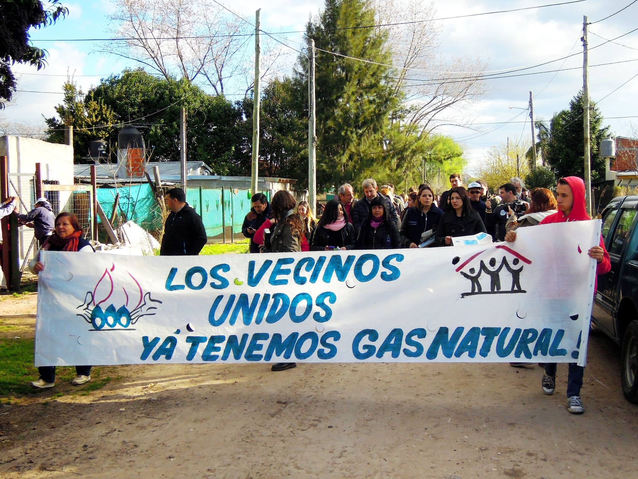 Un grupo de vecinos celebra la conexión a red de gas domicialiario