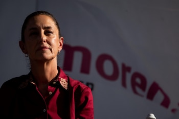 Claudia Sheinbaum, reconocida por su labor como política y gobernante, recorre el país en una gira estratégica para su campaña, interactuando con simpatizantes