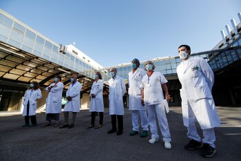 Médicos del Hospital Lazzaro Spallanzani anuncian el comienzo de pruebas en humanos de una vacuna italiana contra COVID-19 REUTERS/Yara Nardi