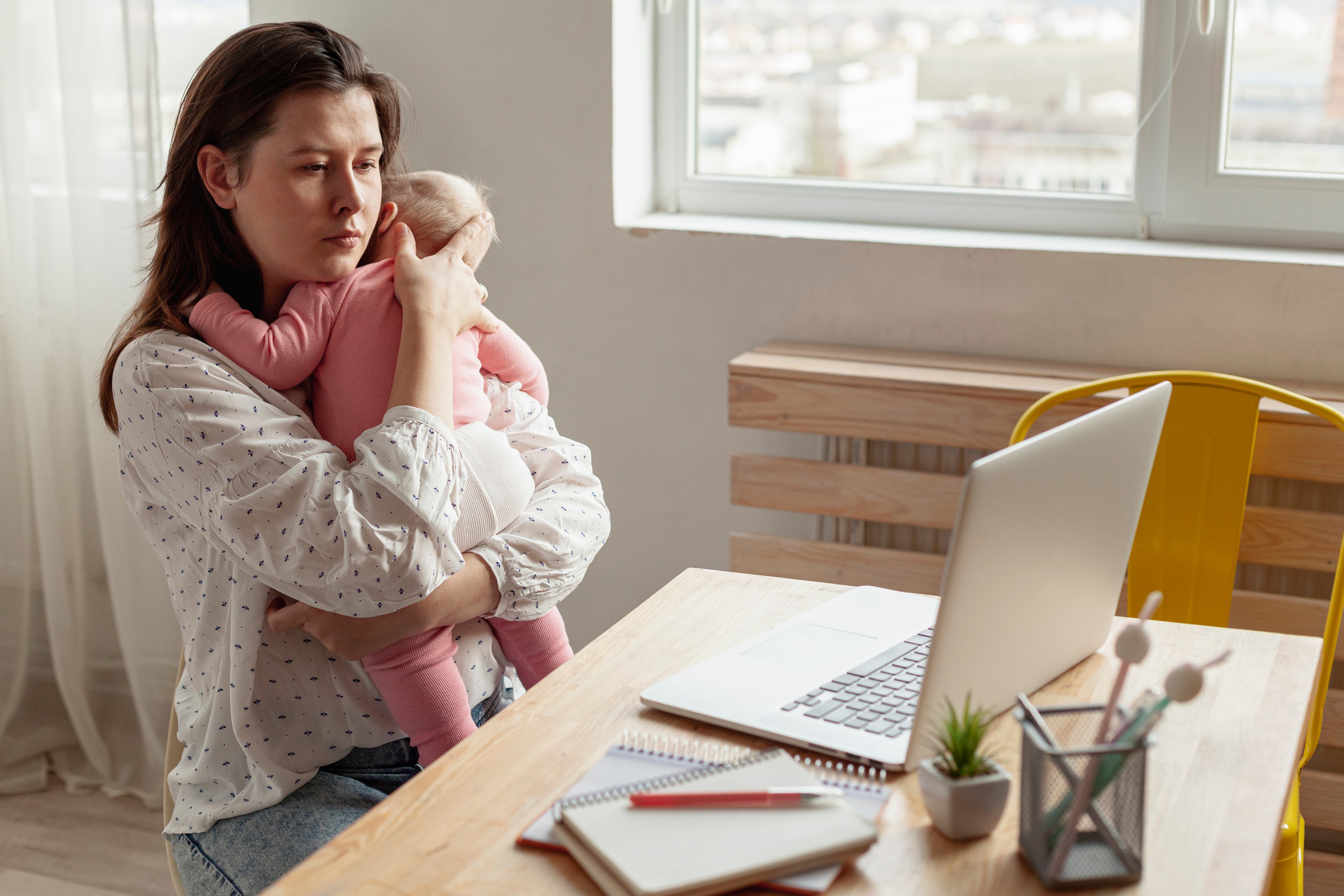 España es un país de “madres agotadas al borde del colapso”: 3 de cada 4 mujeres ven afectada su salud física y mental por el peso invisible de la maternidad