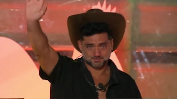 Pablo Heredia, segundo na votação, agradeceu entre lágrimas ao povo peruano pelo apoio. YouTube: A Fazenda VIP
