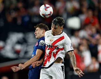 Rayo Vallecano dominó en el primer tiempo, pero el plantel del Atletico de Madrid impuso condiciones durante la parte complementaria - crédito Juan Medina/REUTERS