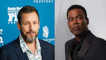 Díptico mostrando a Adam Sandler a la izquierda con barba y camisa estampada sobre un fondo azul. A la derecha, Chris Rock con traje oscuro sobre fondo gris