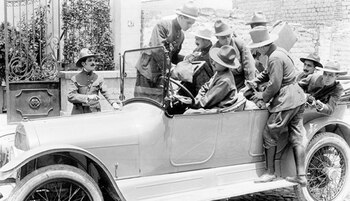 El automóvil gris, con la