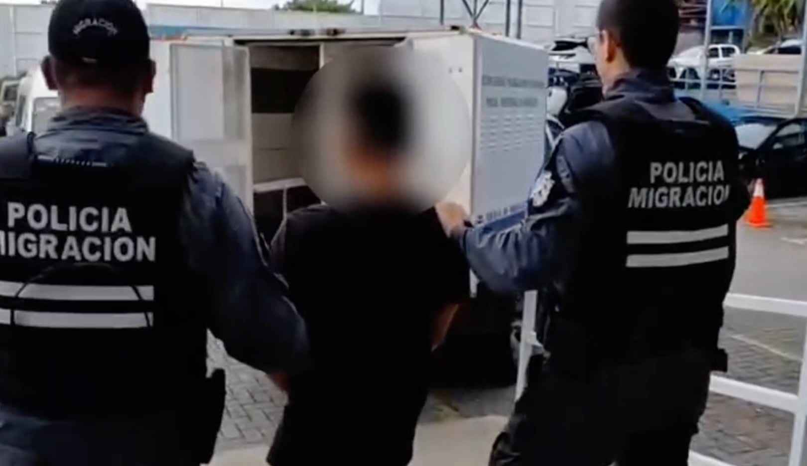 Costa Rica deportó este viernes a un ciudadano salvadoreño de apellido Hernández Fuentes, vinculado con la pandilla Barrio 18 Sureños. Crédito: Captura video MSP
