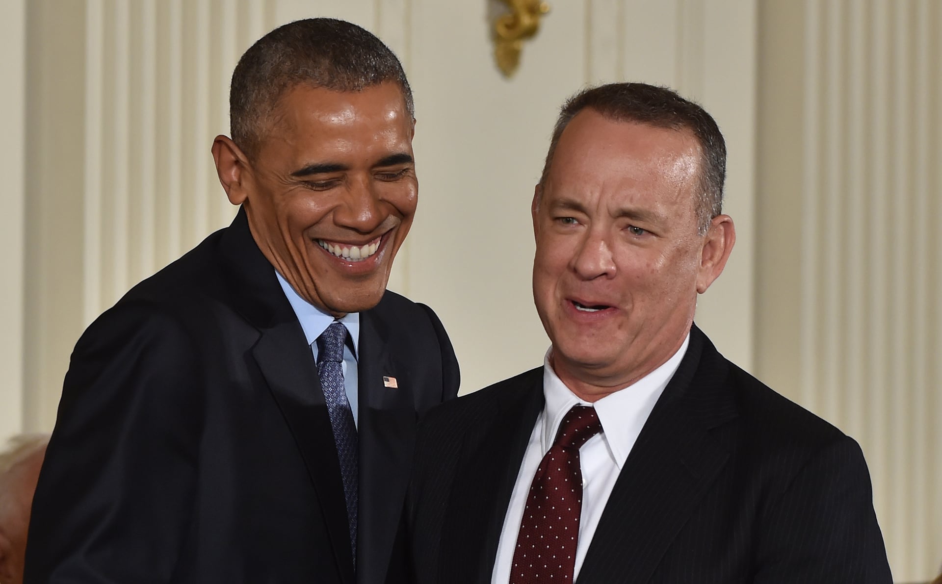 Barack Obama sonríe antes de entregar a Tom Hanks la Medalla Presidencial de la Libertad, la máxima distinción civil del país, durante una ceremonia en la Casa Blanca, en Washington D. C., el 22 de noviembre de 2016 (Foto: AFP/ Nicholas Kamm)