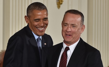 Barack Obama sonríe antes de entregar a Tom Hanks la Medalla Presidencial de la Libertad, la máxima distinción civil del país, durante una ceremonia en la Casa Blanca, en Washington D. C., el 22 de noviembre de 2016 (Foto: AFP/ Nicholas Kamm)