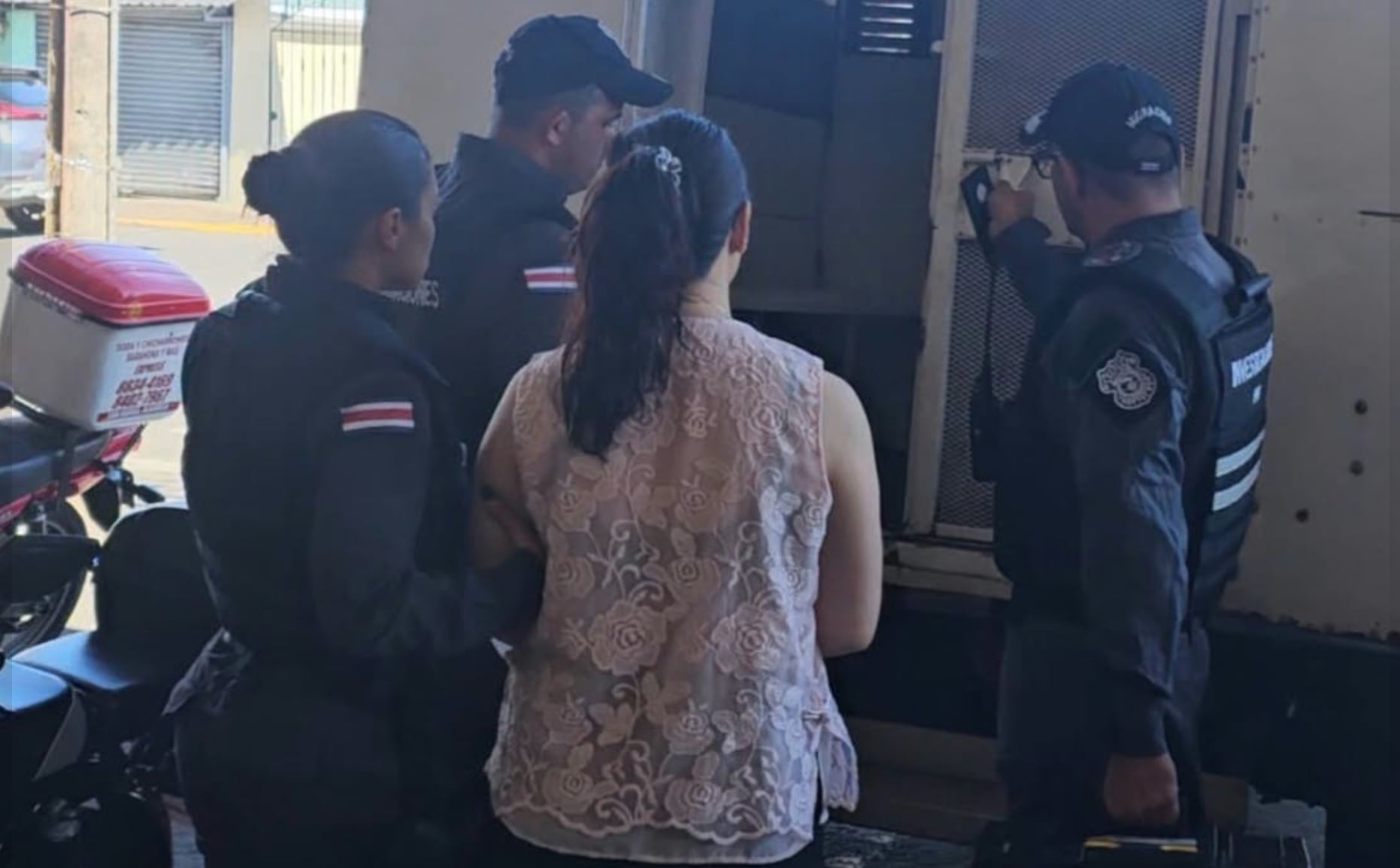 La Policía Profesional de Migración detuvo en San Rafael de Alajuela a un hombre de apellido Feng y a una mujer de apellido Wu, sospechosos de trata de personas con fines de explotación laboral. Crédito: Dirección de Migración y Extranjería