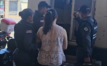 La Policía Profesional de Migración detuvo en San Rafael de Alajuela a un hombre de apellido Feng y a una mujer de apellido Wu, sospechosos de trata de personas con fines de explotación laboral. Crédito: Dirección de Migración y Extranjería