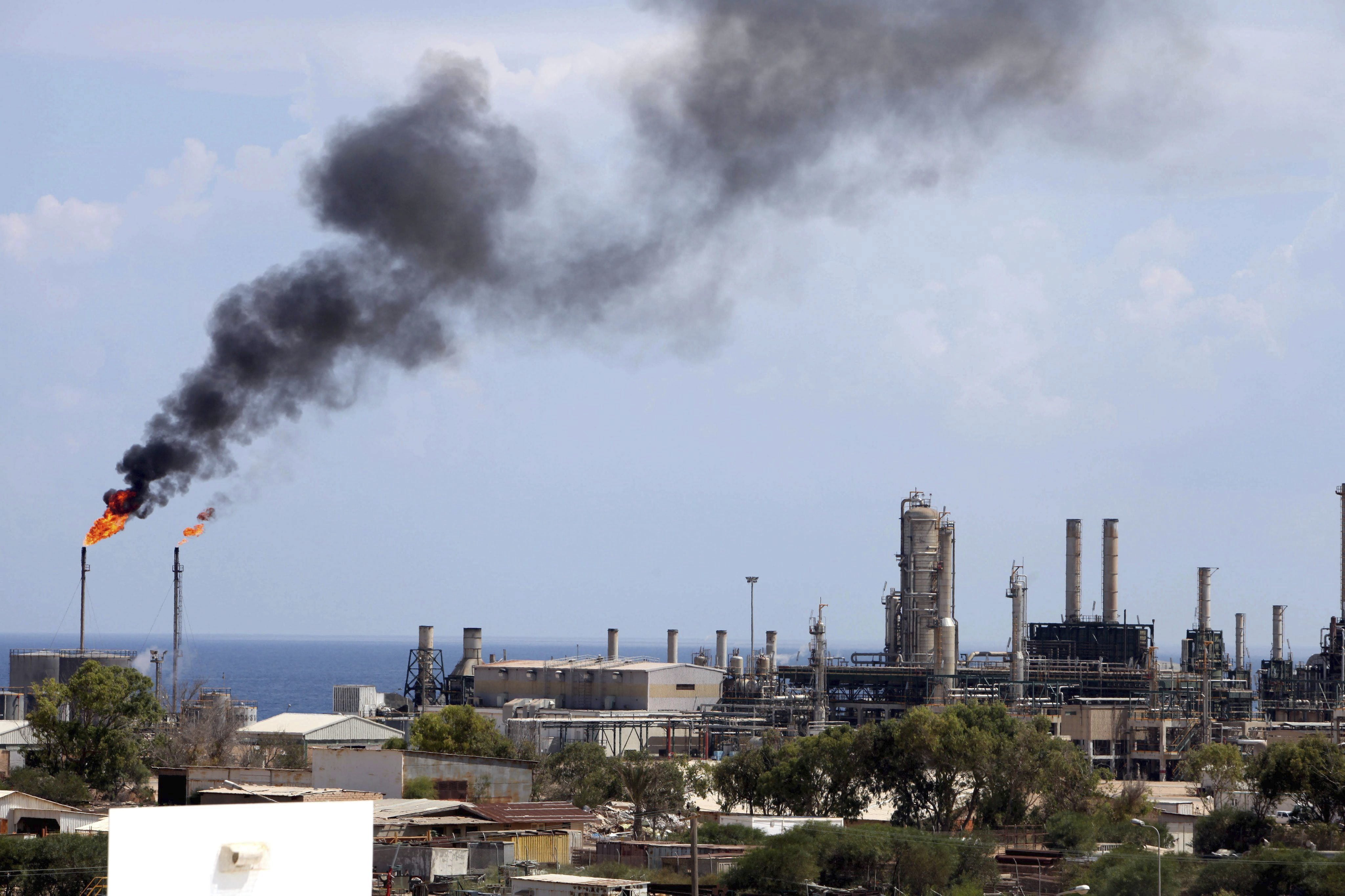 Imagen de archivo de una refinería de petróleo en Zawiya, a unos 40 km de Trípoli, Libia. EFE/Sabri Elmhedwi