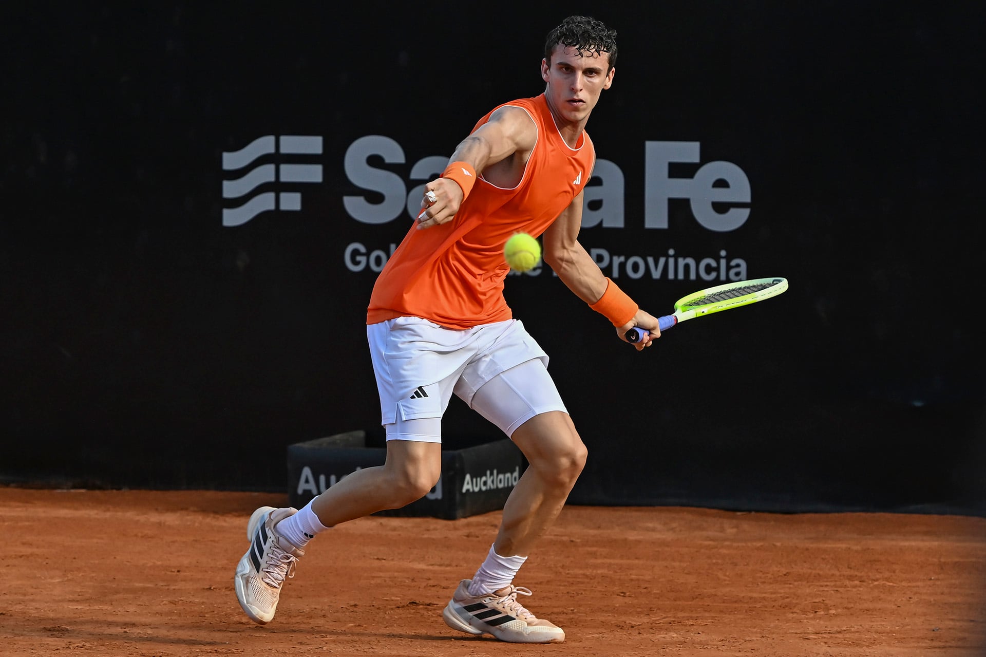 Juan Manuel Cerúndolo prepara el drive (Fuente: Rosario Challenger)