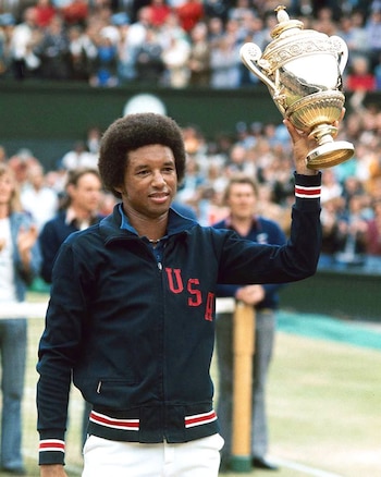 Arthur Ashe levanta el trofeo