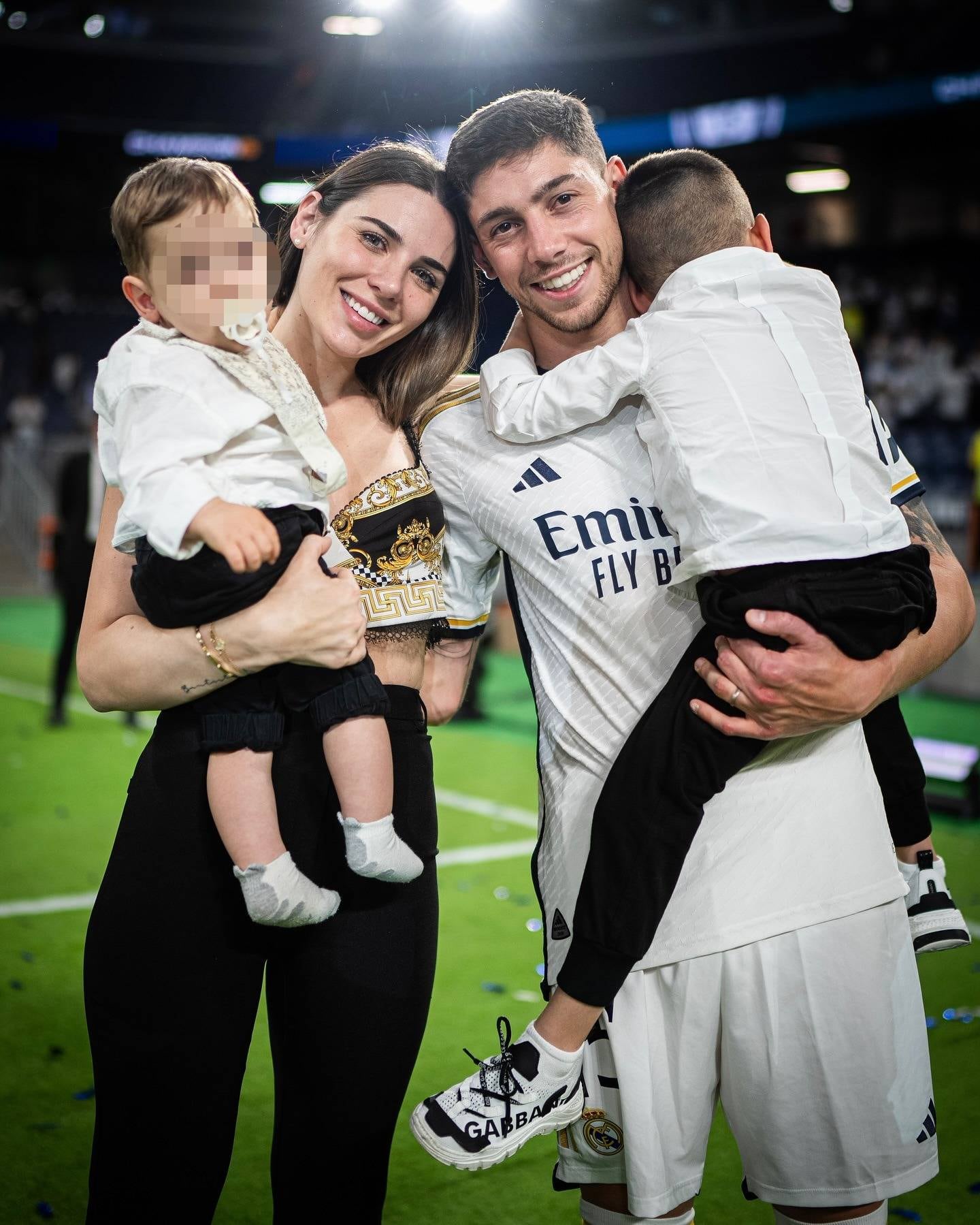 Fede Valverde junto a su mujer y sus hijos en una imagen de redes sociales. (Instagram @fedevalverde)