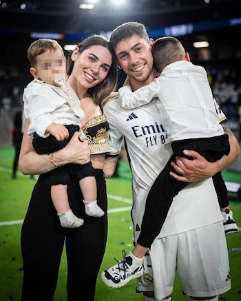 Fede Valverde junto a su mujer y sus hijos en una imagen de redes sociales. (Instagram @fedevalverde)