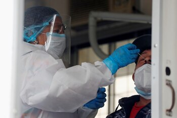 El informe oficial señala que a la fecha se registran 601.572 casos positivos de coronavirus, pero de ellos 580.691 guatemaltecos se recuperaron y 5.778 tienen aún el virus. Foto de archivo. EFE/ Esteban Biba