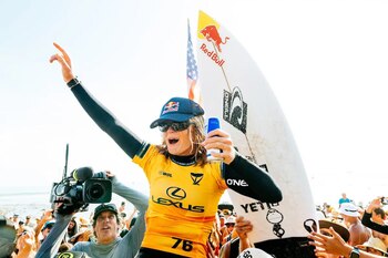 Simmers superó a Caroline Marks en una emocionante competencia que la llevó a romper un récord mundial. (Allen J. Schaben/Los Angeles Times/Getty Images)