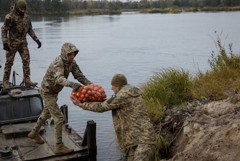 Militares ucranianos entregan alimentos y