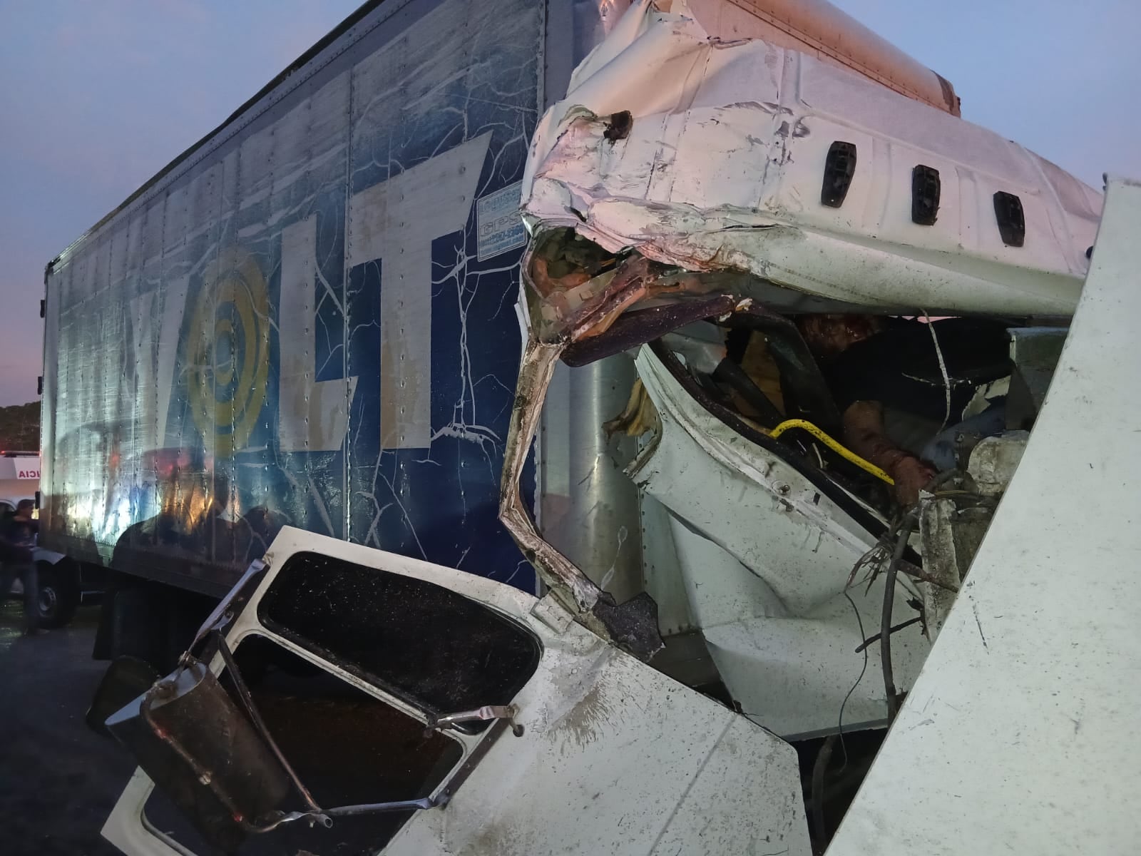 Los bomberos realizaron maniobras de rescate vehicular para extraer el cuerpo de Orlando Zavala Maldonado, atrapado en la estructura del camión.