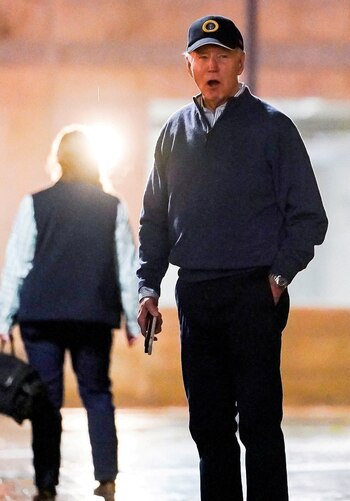 El presidente Joe Biden observó