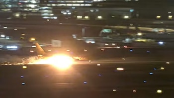 Un avión de carga de DHL aterriza y sus llantas se prenden fuego en el Aeropuerto Internacional de Los Ángeles