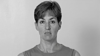 Fotografía en blanco y negro del rostro de una mujer de cabello corto mirando al frente.