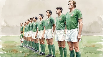 Pintura acuarela de un equipo de fútbol masculino y un niño formados en fila, todos con camisetas verdes y pantalones cortos blancos sobre un campo verde.