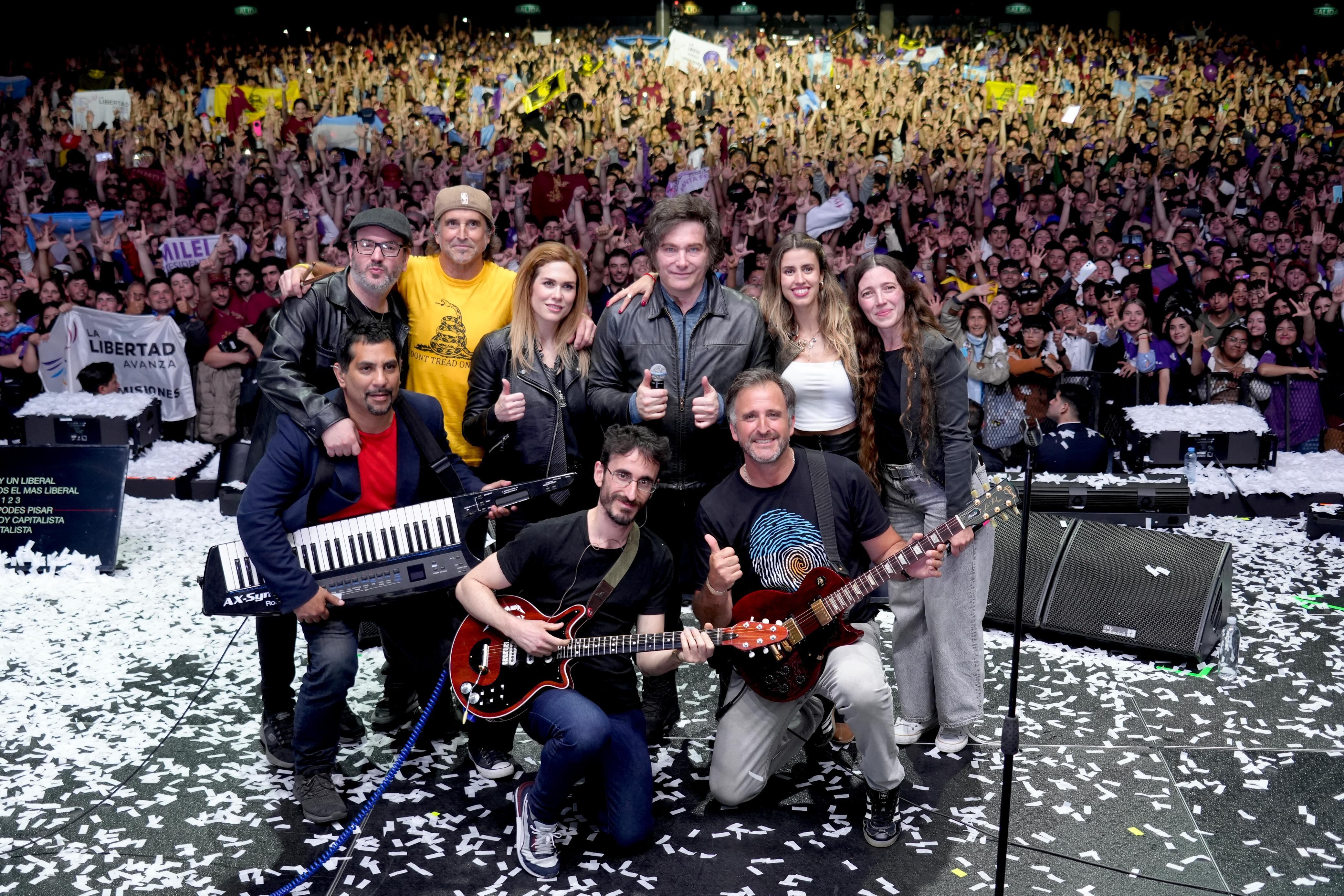 La banda presidencial, en el Movistar Arena. Mezzina, con el reclado, y la camiseta del Deportivo Español bajo el saco