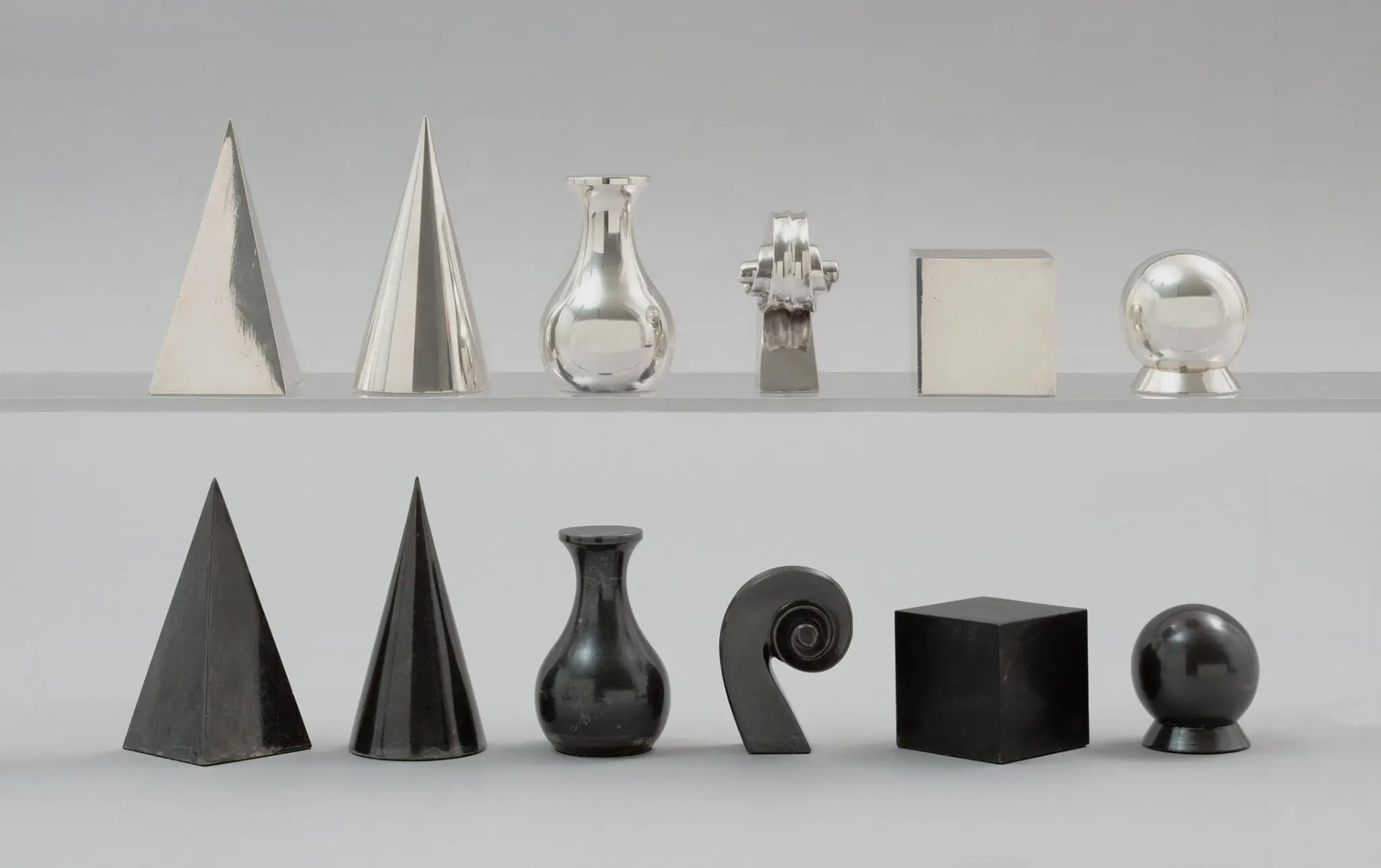 Las piezas de ajedrez extragrandes de Man Ray, en plata y negro (Foto: Man Ray Trust/Artists Rights Society (ARS), New York/ADAGP, Paris; via The Museum of Modern Art, New York)